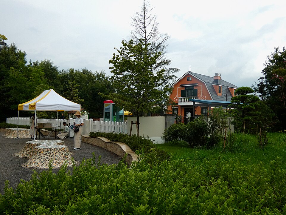 吉卜力公園青春之丘的地球屋，橘色外牆與灰色斜屋頂的洋館