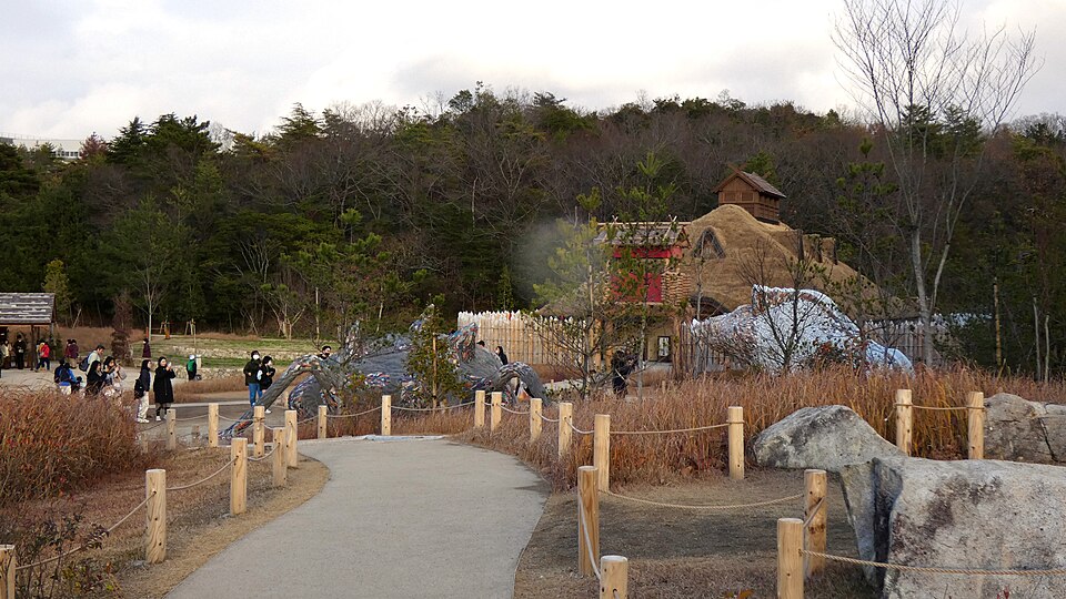 吉卜力公園魔法之里的達達拉城，茅草屋頂建築正在冒煙