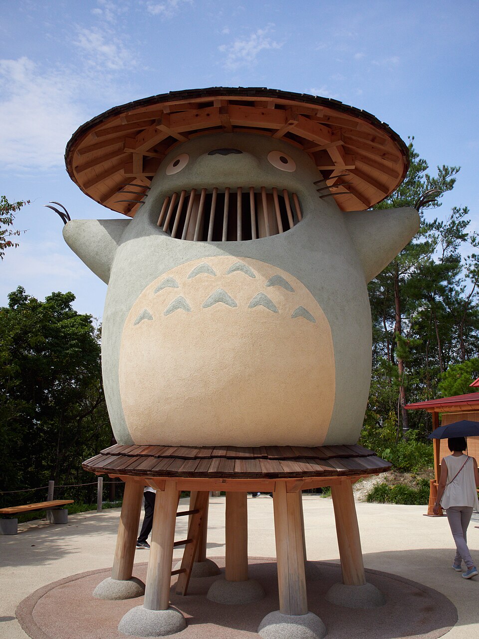 吉卜力公園內的大型龍貓造型建築，木造結構、頭頂為斗笠狀屋簷