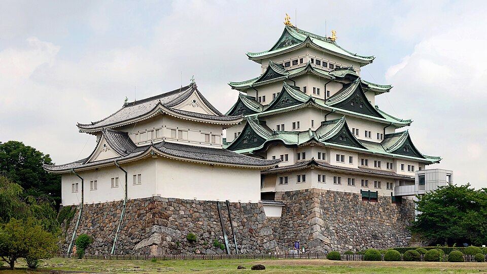 名古屋城天守閣，屋頂兩端可見金鯱