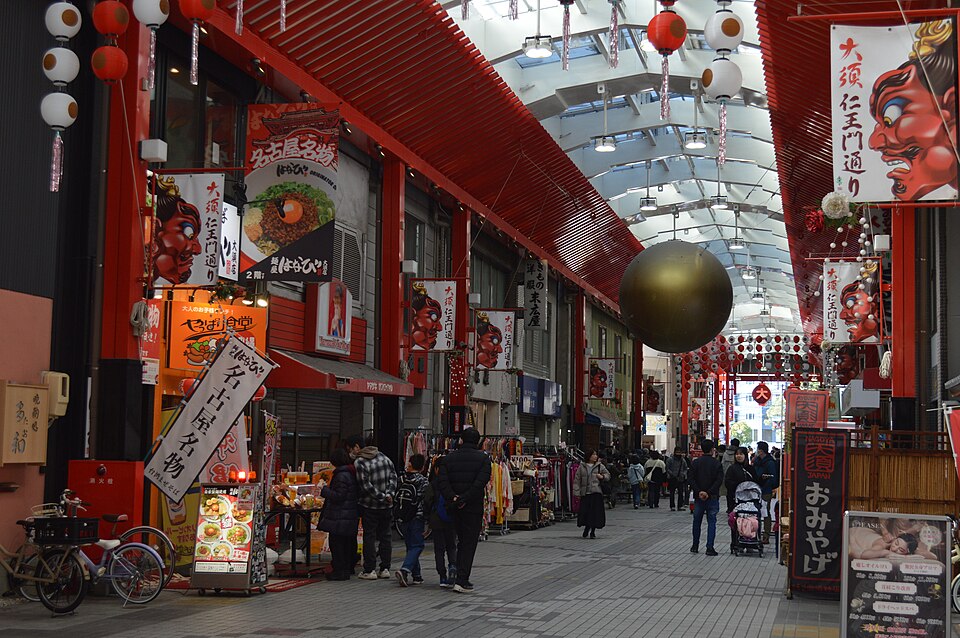 大須商店街仁王門通的全罩式拱廊街景，掛滿紅色燈籠