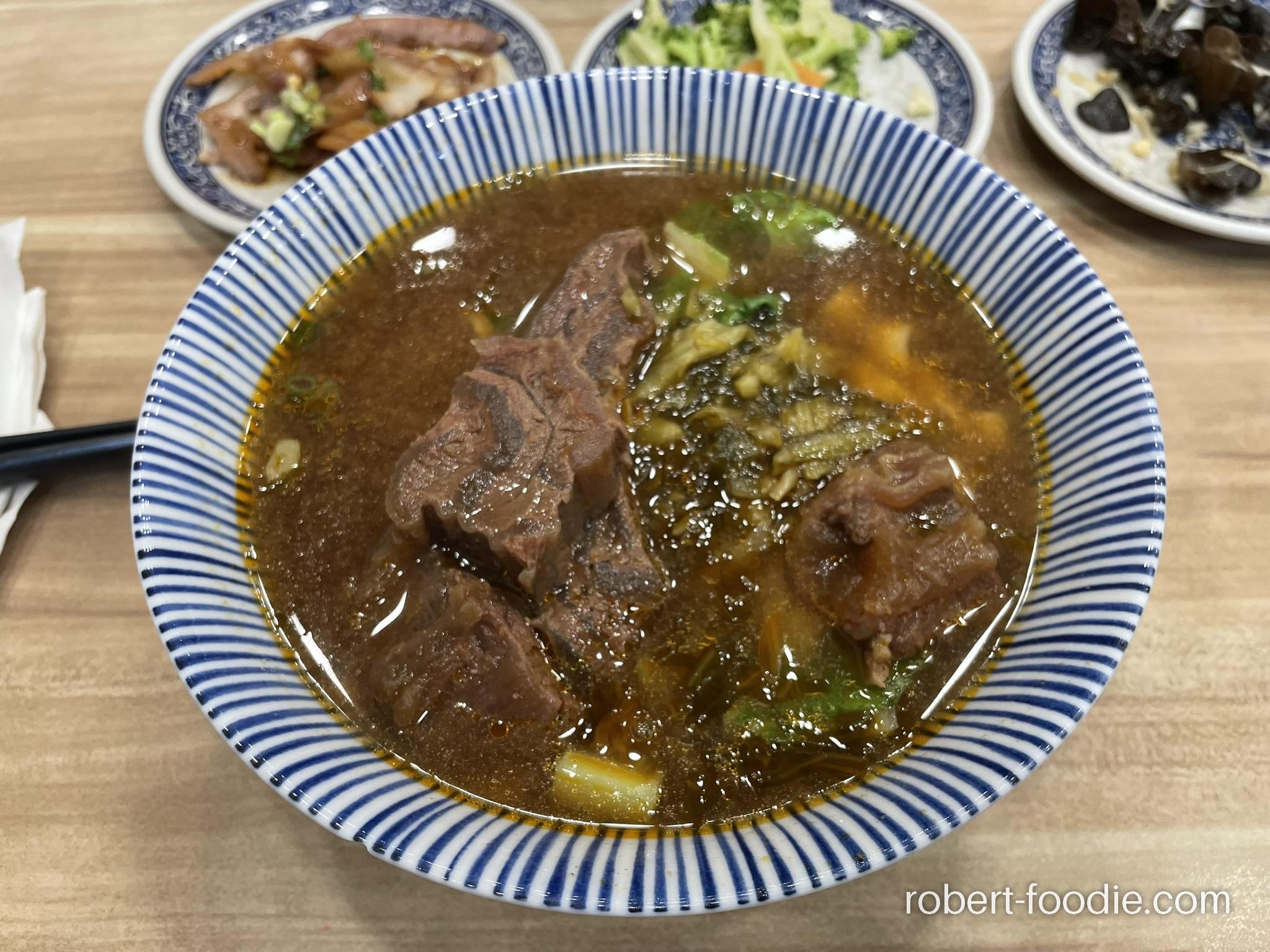 李師傅牛肉麵水餃專賣店 家常牛肉麵、花椰菜、木耳、豬頭皮